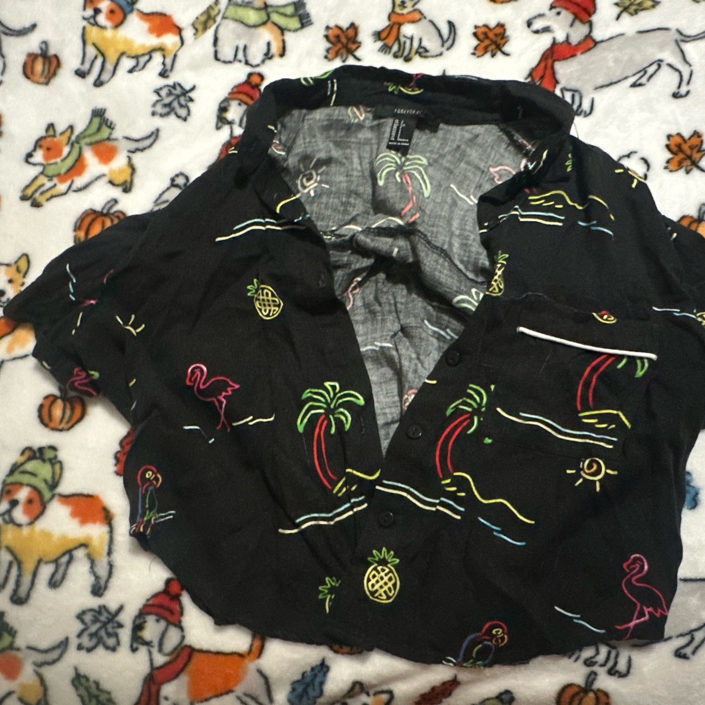 Black blouse with neon details, perfect for a trip to the beach